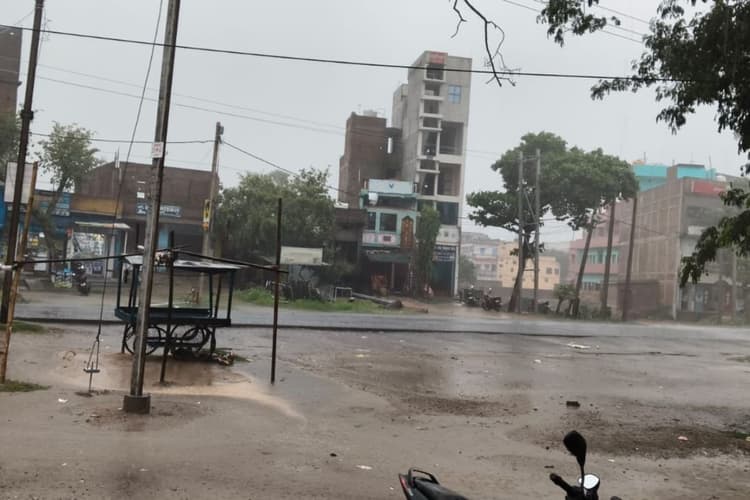 आसमान में काले बादल छाते ही रजौन में गुल हो गयी बिजली