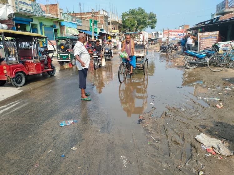 किसनपुर बाजार में जलजमाव से राहगीर परेशान, नाला निर्माण व अतिक्रमण हटाने की उठी मांग