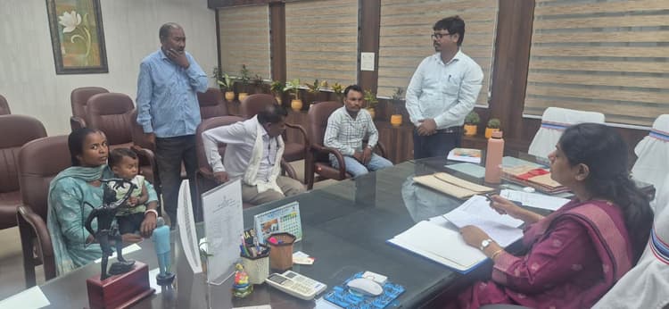 डीसी ने जन समाधान दिवस पर सुनी लोगों की समस्याएं