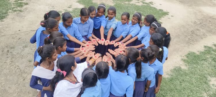 माहवारी स्वच्छता दिवस पर छात्राओं को किया जागरूकता