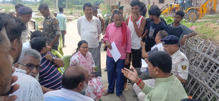 कब्रगाह से अवैध मिट्टी कटाई पर प्रशासनिक हस्तक्षेप से लगायी गयी रोक