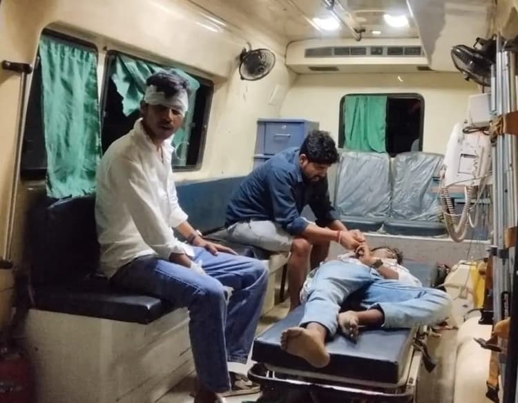 एनएच-31 पर तेज रफ्तार पिकअप की टक्कर, दो किशोर गंभीर रूप से घायल