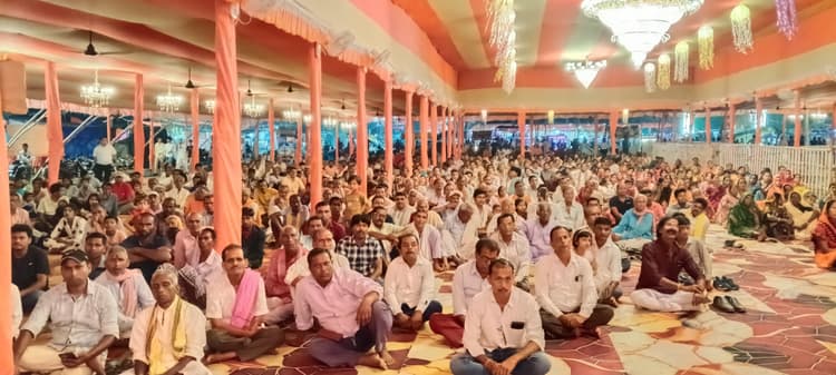 श्रीकृष्ण की लीला का प्रसंग सुनकर मंत्रमुग्ध हुए श्रोता