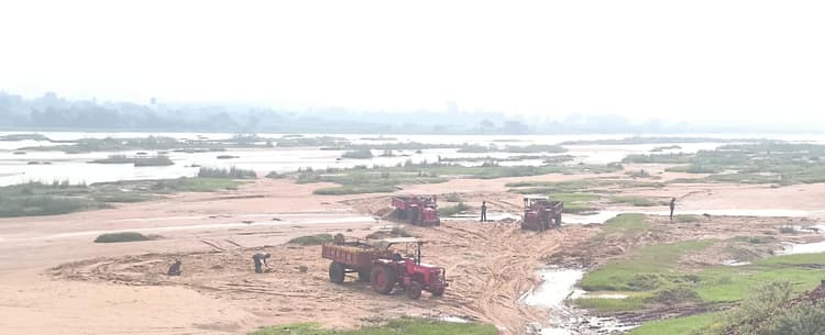 जयंती व पतरो नदी घाट से हो रहा बालू का उठाव