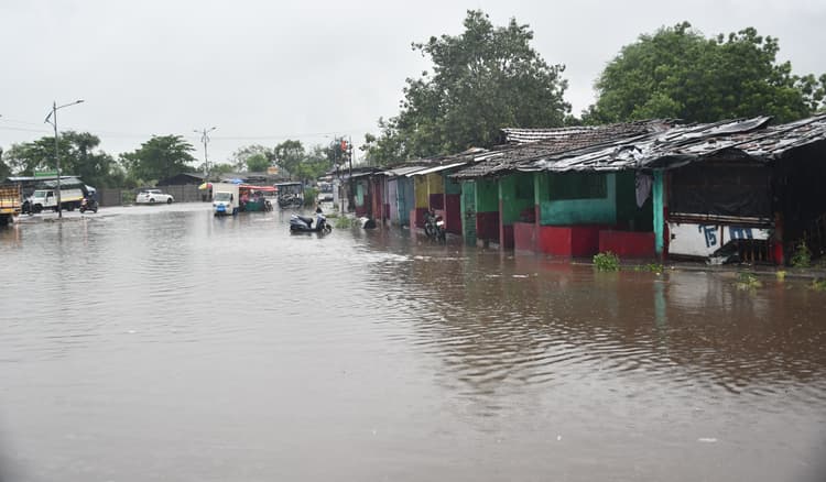 Bokaro News : बारिश से तापमान गिरा, जगह-जगह जलजमाव से लोगों को परेशानी