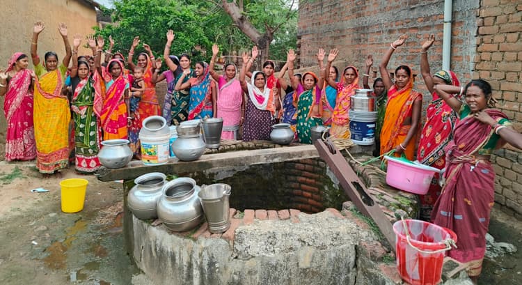Bokaro News : 50 साल पुराने जर्जर कुएं के भरोसे हैं 100 से अधिक परिवार