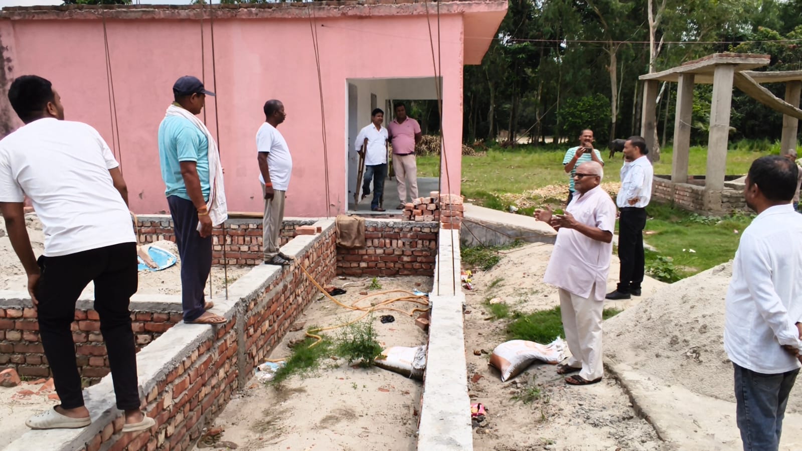 स्कूल भवन निर्माण में भारी अनियमितता का आरोप