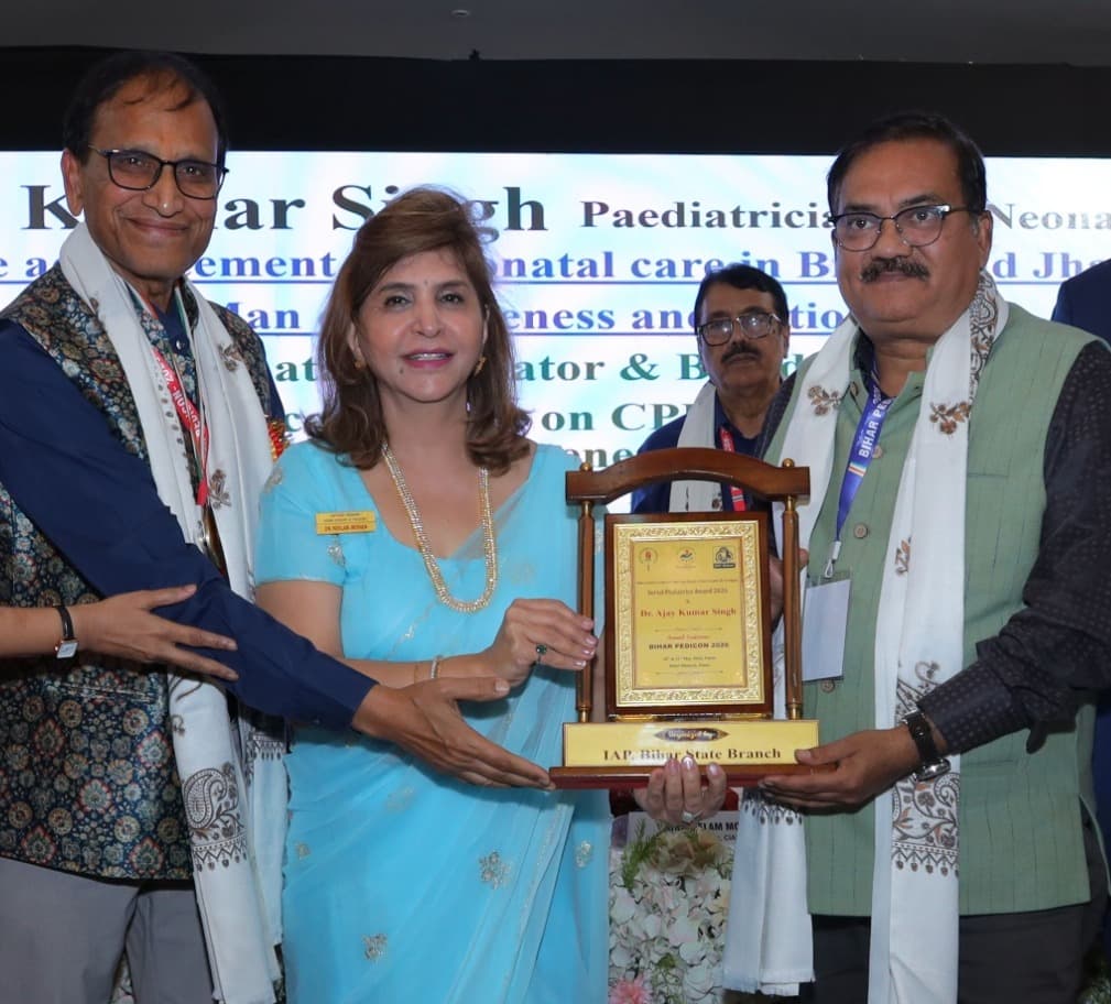 पटना में आयोजित बिहार पेडीकोन में डॉ अजय को मिला सोशल पीडियाट्रिक्स अवार्ड