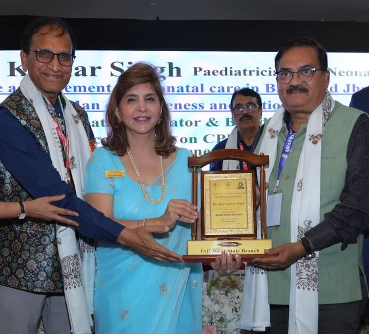 पटना में आयोजित बिहार पेडीकोन में डॉ अजय को मिला सोशल पीडियाट्रिक्स अवार्ड