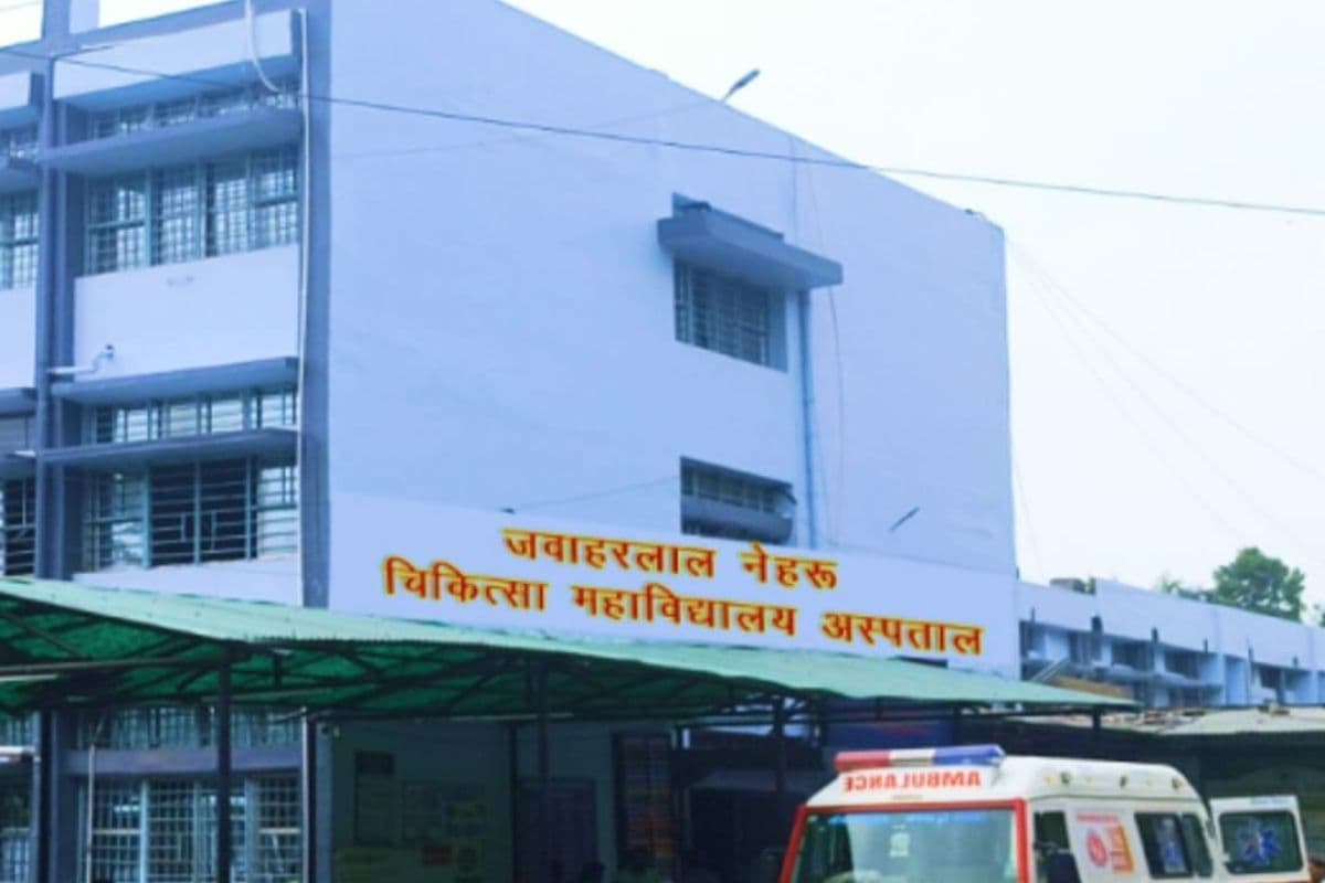 गुड़हट्टा चौक पर अचेत मिली बुजुर्ग महिला की मौत, पहचान में जुटी पुलिस