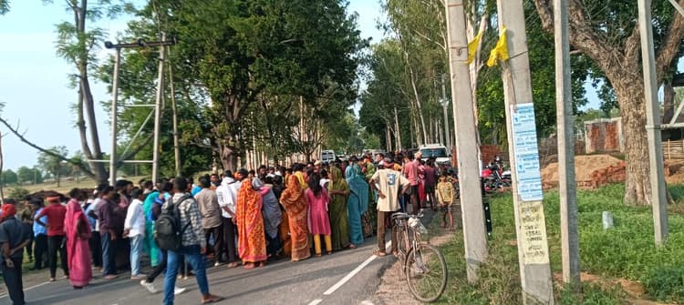 हाईवा से कुचलकर युवक की मौत से आक्रोशित परिजनों ने कटोरिया-बांका मार्ग को तुलसीवरण में किया जाम