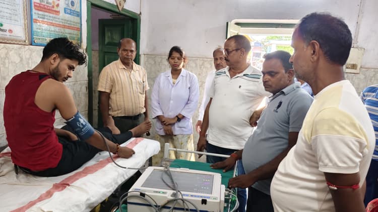 भीषण गर्मी के बीच परीक्षा दे रहे छात्र की बिगड़ी तबीयत, अस्पताल में भर्ती