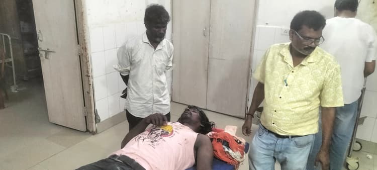 पोसदाहा में भूमि विवाद को लेकर दो पक्षों में खूनी झड़प व आगजनी, एक दर्जन लोग गंभीर रूप से जख्मी