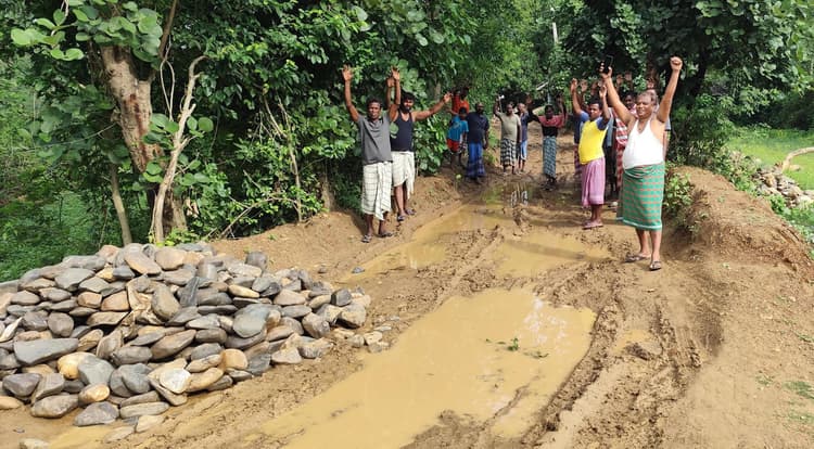 देवली गांव में अधूरा सड़क निर्माण छोड़ने पर फूटा गुस्सा, ग्रामीणों ने कार्यस्थल पर किया प्रदर्शन