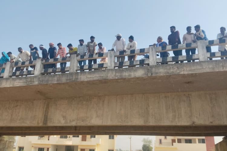 गढ़वा: अनियंत्रित होकर पुल से नीचे गिरी बाइक, 4 लोग घायल