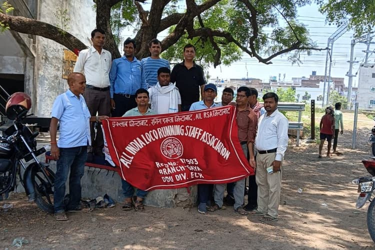 बुनियादी सुविधाओं को लेकर AILRSA का मुंडी गरम प्रदर्शन, प्रशासन को स्मरण पत्र सौंपा