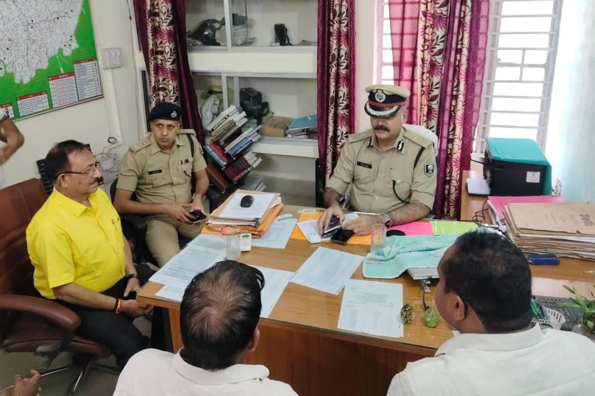 गुरुआ लूटकांड : आईजी विकास वैभव व्यवसायियों से मिले, अपराधियों की गिरफ्तारी के लिए बनी एसआइटी