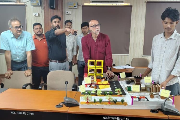 इटली के फिल्म निर्माताओं ने देखा बिहार के छात्रों का हुनर, उत्कृष्ट विद्यार्थियों को किया सम्मानित