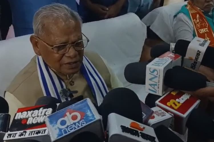 गया में हमले पर बोले मांझी, कुछ लोग फूल तो कुछ पत्थर बरसाते हैं