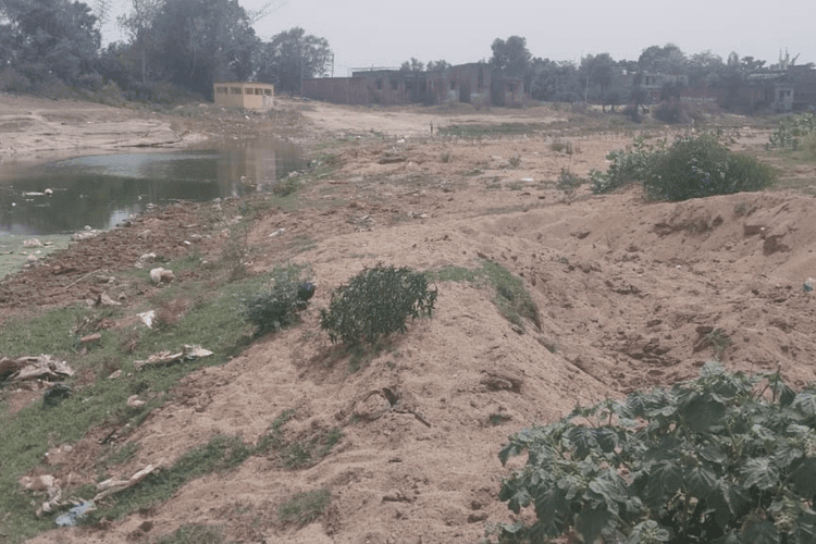 डुमरिया का कालीदह संगम संकट में, प्रदूषण और अवैध बालू उठाव से खतरा