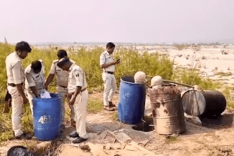 महनार दियारा में पुलिस का बड़ा एक्शन: 12 अवैध देसी शराब भट्ठियां ध्वस्त, 5000 लीटर जावा नष्ट