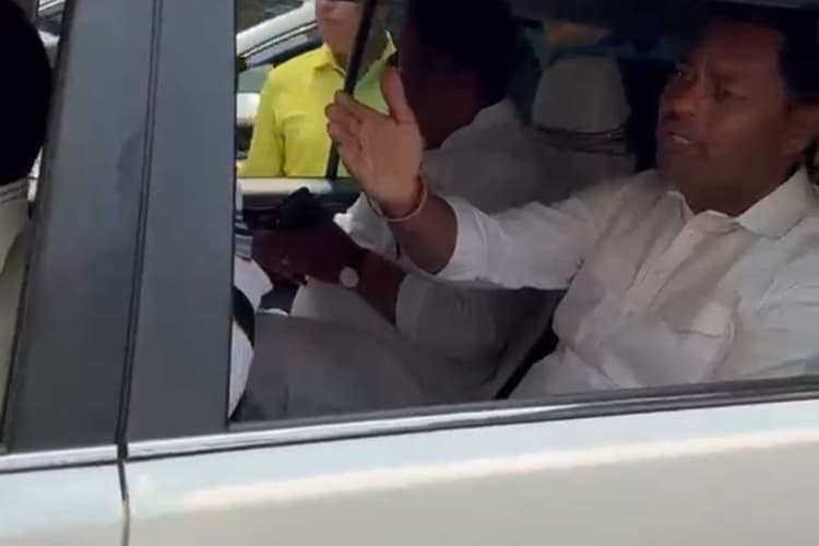 बिहार के दो मंत्रियों ने पेश की सादगी की मिसाल, एक ही गाड़ी में सफर कर आम लोगों का जीता दिल