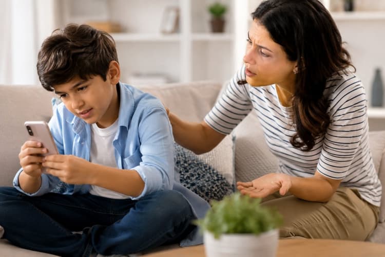 क्या आपका बच्चा भी हर समय मोबाइल के लिए करता है जिद? इन 5 स्मार्ट ट्रिक्स से छुड़ाएं उसकी स्मार्टफोन की लत