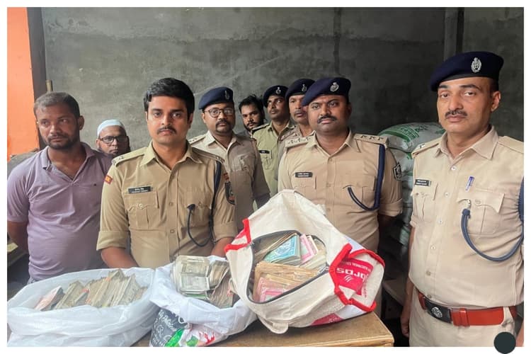 मोतिहारी: रक्सौल में अवैध करेंसी एक्सचेंज पर बड़ी कार्रवाई, 30 लाख से अधिक की नकदी बरामद