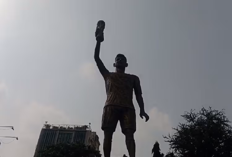 कोलकाता : लेकटाउन में नहीं तोड़ी जायेगी मेसी की प्रतिमा, सुरक्षित हटाने का हो रहा प्रयास