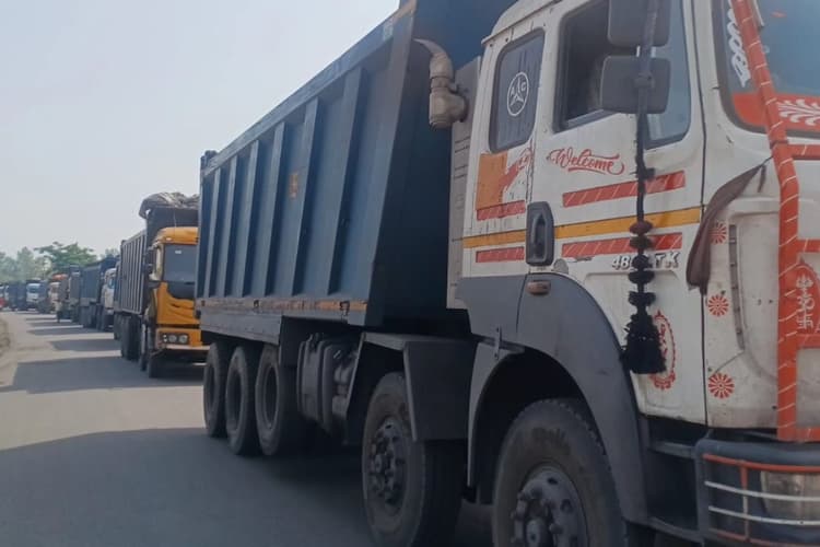 लातेहार के नवादा गांव में छह घंटे से सड़क जाम, डीवीसी के कोयले की ढुलाई का विरोध कर रहे ग्रामीण