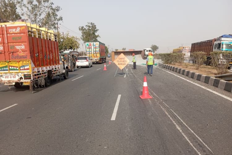 Kaimur News: जीटी रोड पर गिट्टी लदा ट्रेलर पलटा, जाम और अफरा-तफरी