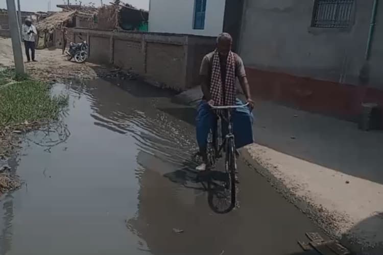 महीनों से जलजमाव झेल रहे ग्रामीण, जनप्रतिनिधियों पर अनदेखी का आरोप
