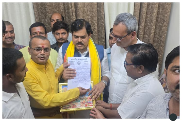 दरभंगा: कुशेश्वरस्थान के भवनहीन स्कूलों को लेकर शिक्षा मंत्री को सौंपा गया मांग पत्र