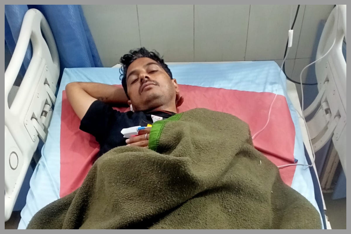 Motihari: डुमरियाघाट में शराब तस्कर का दुस्साहस, बैरिकेडिंग तोड़ जमादार को रौंदा