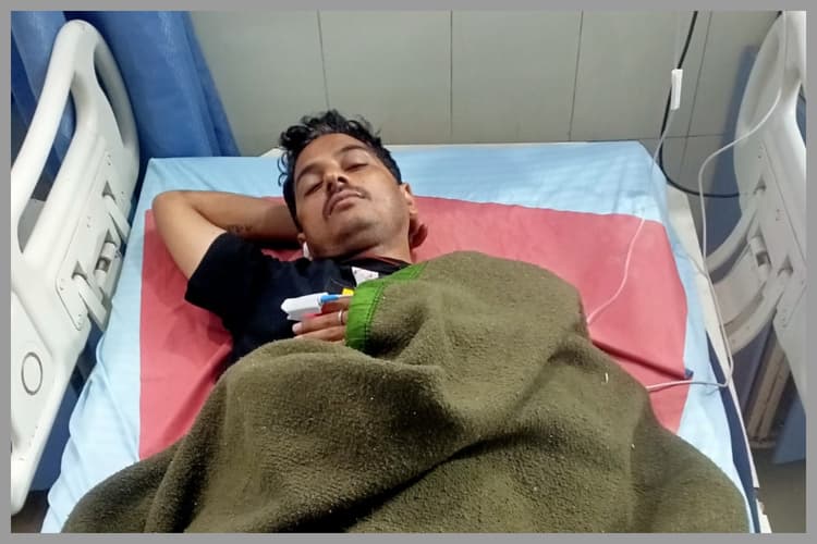 Motihari: डुमरियाघाट में शराब तस्कर का दुस्साहस, बैरिकेडिंग तोड़ जमादार को रौंदा