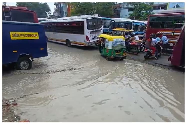 बैरिया बस पड़ाव के घटिया निर्माण पर भड़का ट्रांसपोर्ट फेडरेशन,पहली ही बारिश में खुली पोल