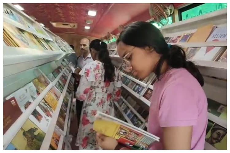 सीतामढ़ी: डिजिटल दौर में भी बरकरार है किताबों का क्रेज, सीतामढ़ी पहुंची नेशनल बुक ट्रस्ट की 'पुस्तक परिक्रमा'