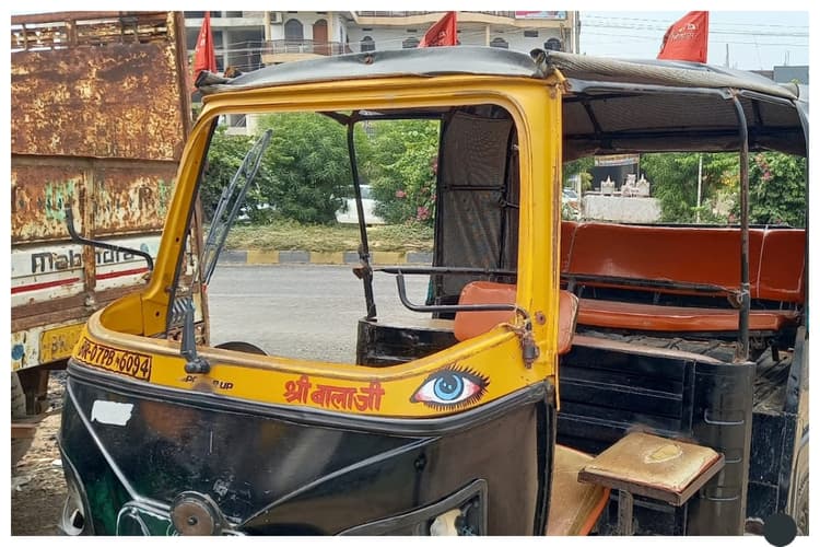 दरभंगा: गेहूंमी पुल बना हादसों का हॉटस्पॉट, तेज रफ्तार ट्रक ने ऑटो को मारी टक्कर