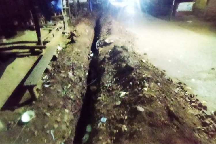 नोवामुंडी रेलवे फाटक के पास खुला गड्ढा बना खतरा