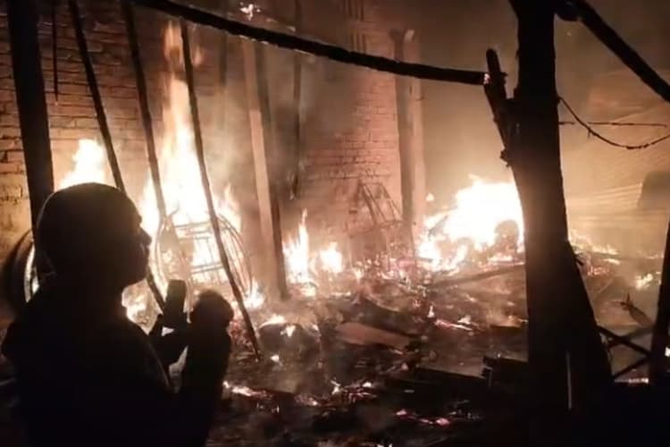 गया में आधी रात को धू-धूकर जलने लगा सूखा पेड़, गुमटी में भी लगी आग, इलाके में अफरा-तफरी