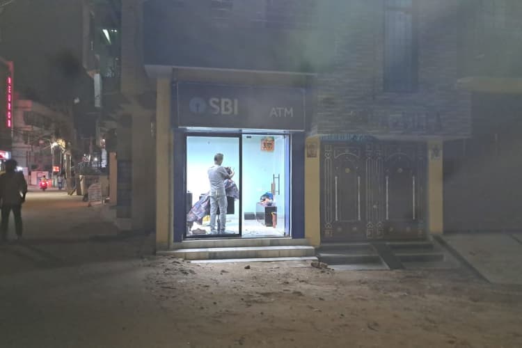 बाहर SBI का बोर्ड, अंदर चल रही थी बाल-दाढ़ी कटाई, पटना का यह मामला सोशल मीडिया पर वायरल