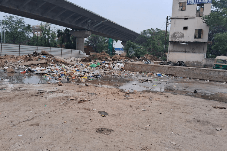 दानापुर स्टेशन के मुख्य द्वार के सामने कूड़े का अंबार, यात्री और स्थानीय लोग परेशान