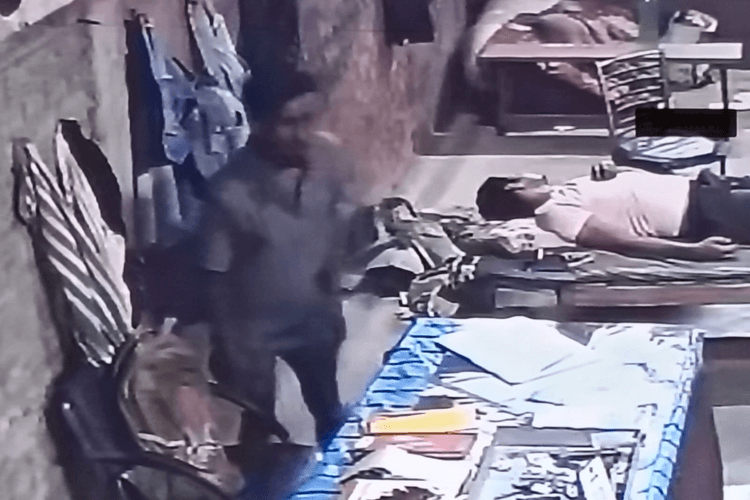 मनेर में छत के सहारे बिस्कुट फैक्ट्री में घुसे चोर, कैश बॉक्स व मोबाइल लेकर फरार