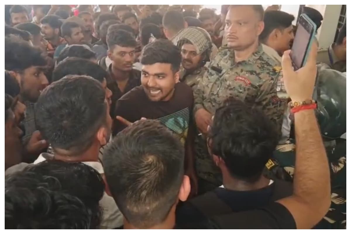 Muzaffarpur News: एसएससी जीडी परीक्षा रद्द होने पर फूटा छात्रों का गुस्सा,आदर्श परीक्षा केंद्र पर पांच घंटे तक जोरदार हंगामा