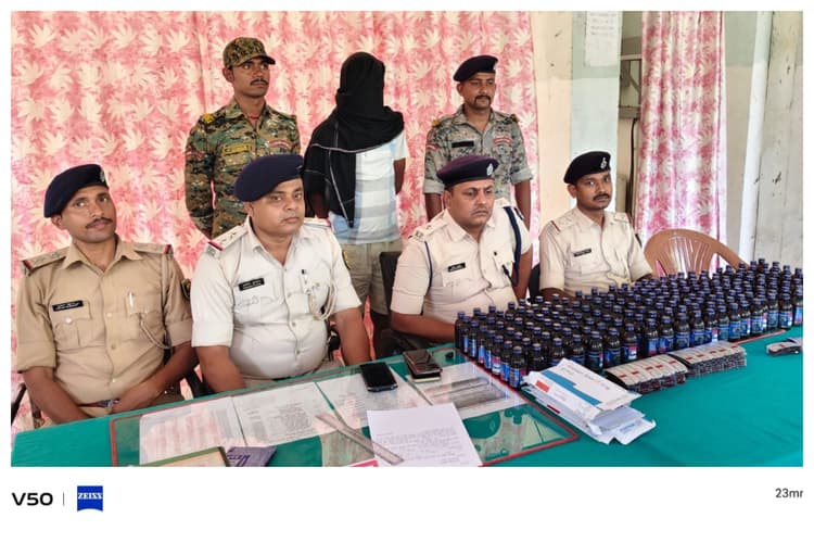 Sitamarhi News: सोनबरसा में 192 बोतल प्रतिबंधित कफ सिरप व टेबलेट के साथ तस्कर गिरफ्तार