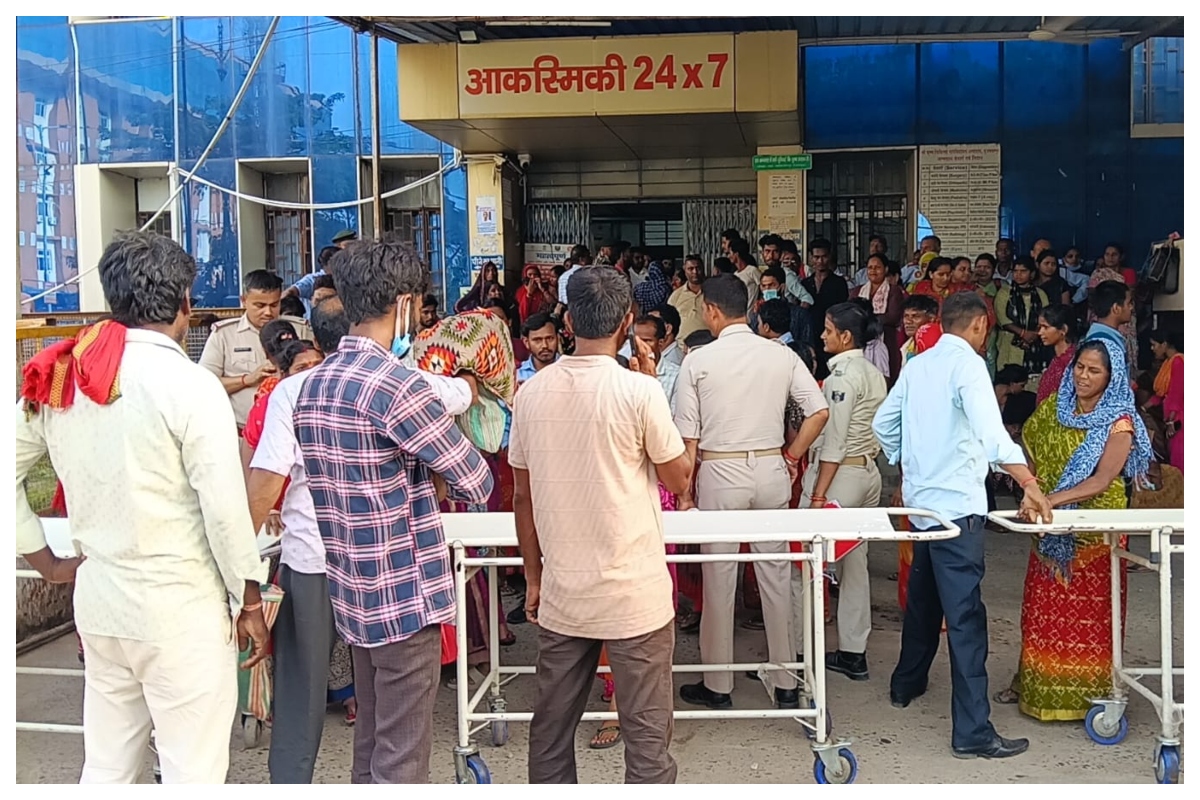 Muzaffarpur News: एसकेएमसीएच में ट्रॉली कर्मियों का बड़ा हंगामा, अवैध वसूली के आरोप में ठप कीं इमरजेंसी सेवाएं