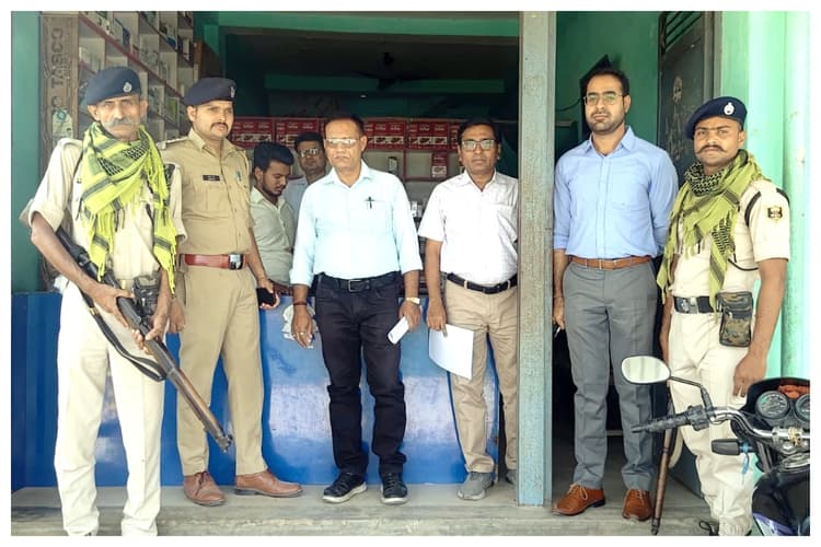 Motihari News: बिना लाइसेंस चल रही तीन दवा दुकानों पर छापेमारी, भारी मात्रा में दवाएं जब्त