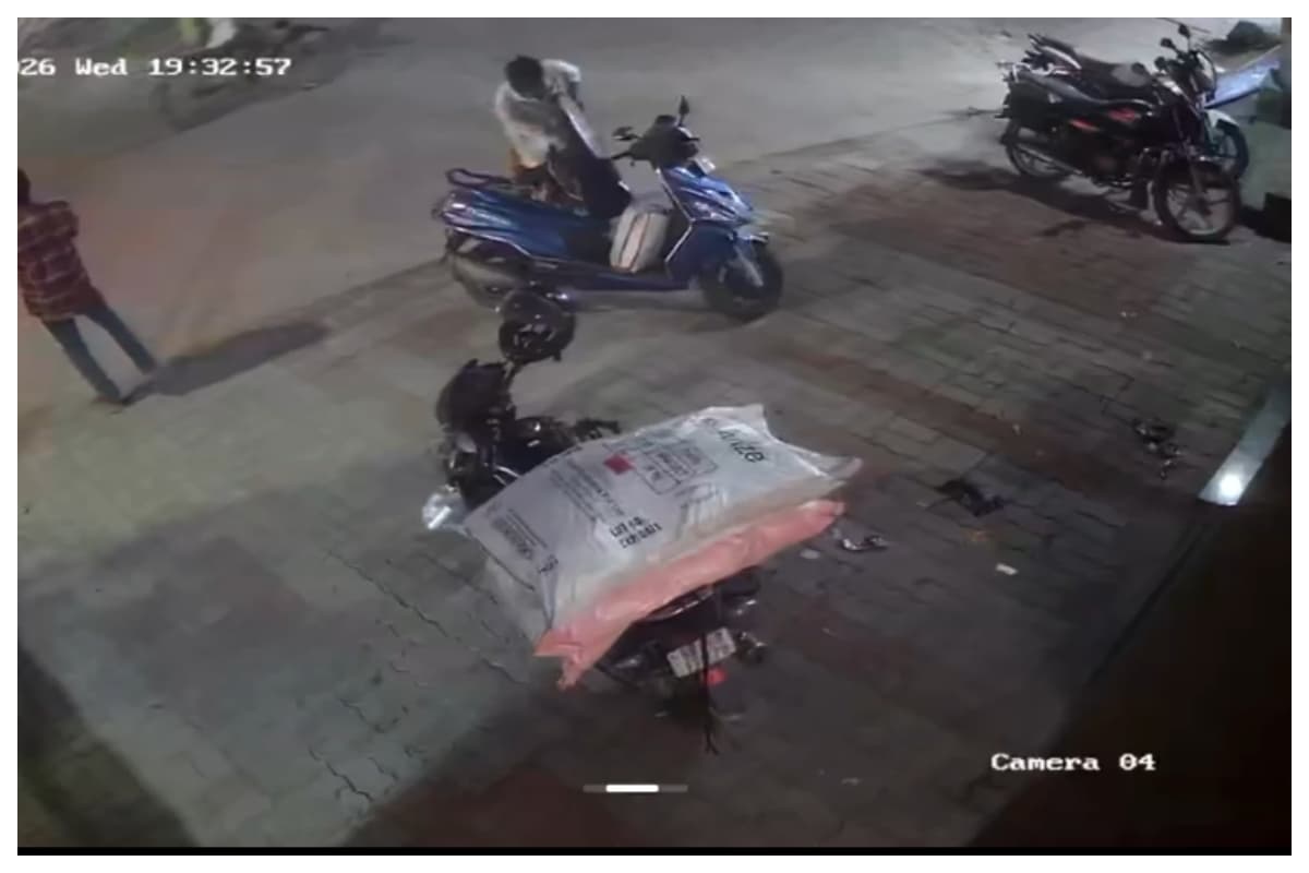 Muzaffarpur News: मुजफ्फरपुर में बेखौफ बदमाशों का तांडव, महिला ज्वेलर्स की स्कूटी से 5 लाख के गहने उड़ाए