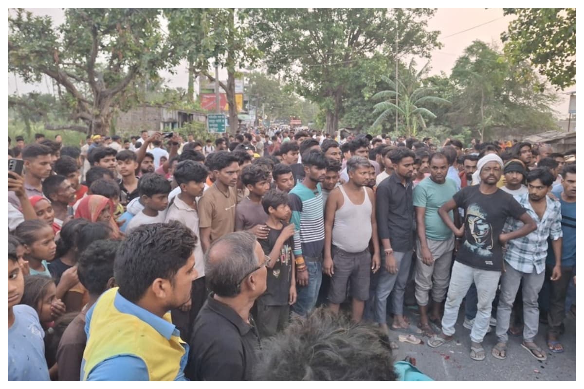Samastipur News: समस्तीपुर में भीषण सड़क हादसा: ट्रक की चपेट में आने से पति पत्नी और बच्चे की मौत