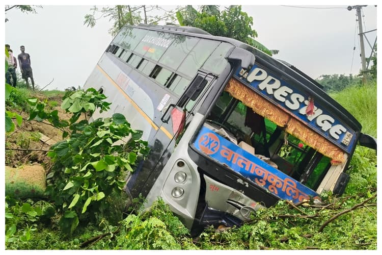 Sheohar News: पटना से आ रही बस अनियंत्रित होकर सुंदरपुर पुल के पास 10 फीट नीचे गड्ढे में पलटी